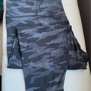 Athleta Camo Elation Ultra Highrise 7/8 leggings  Size 3X